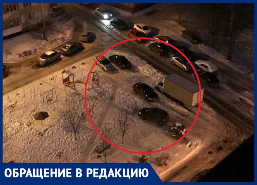 Воронежцы сделали из детской площадки парковку для автомобилей