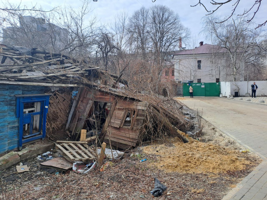 Бомжи и наркоманы стали соседями детского садика в центре Воронежа