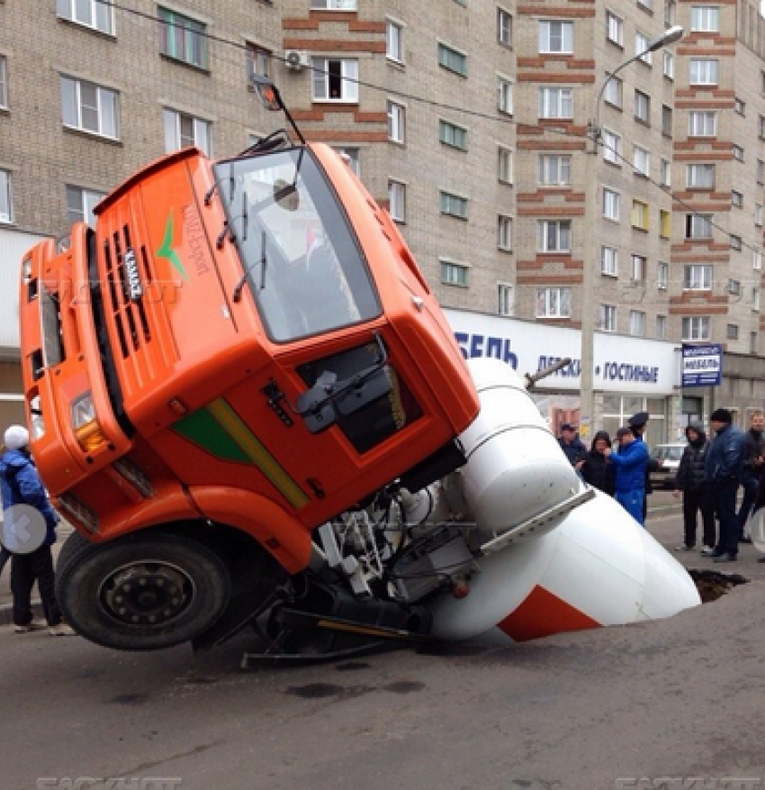 В Воронеже на месте провала бетономешалки под землю будут менять коллектор 
