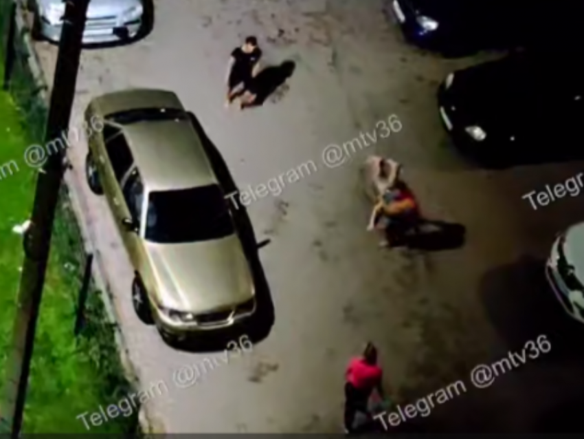 Тащили за волосы: истошно кричащую женщину запихнули в машину в Воронежской области