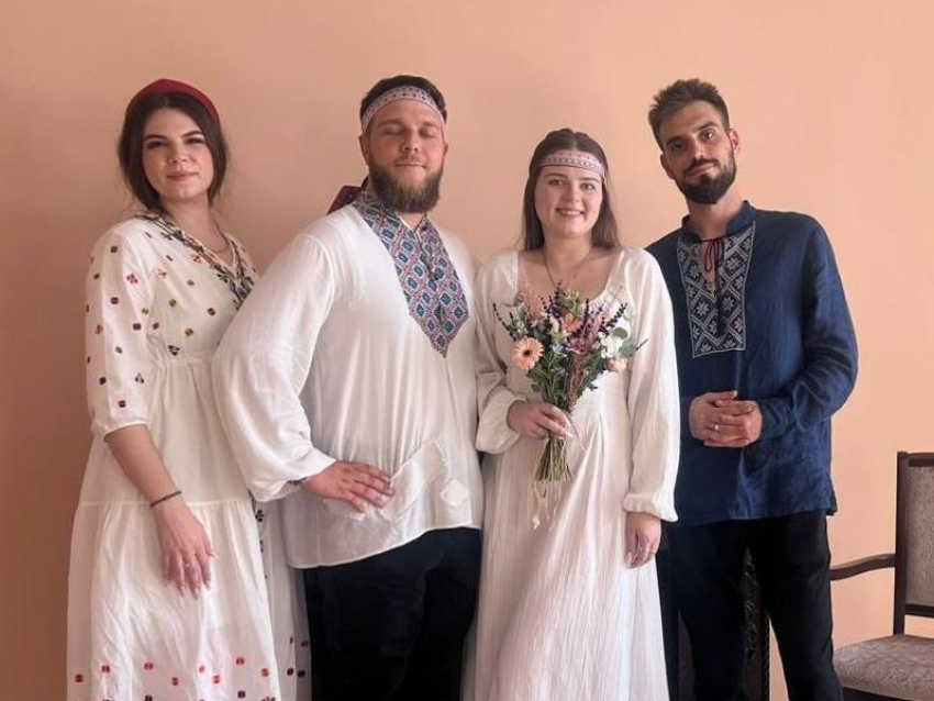 Молодожены сыграли свадьбу в славянском стиле в Воронежской области