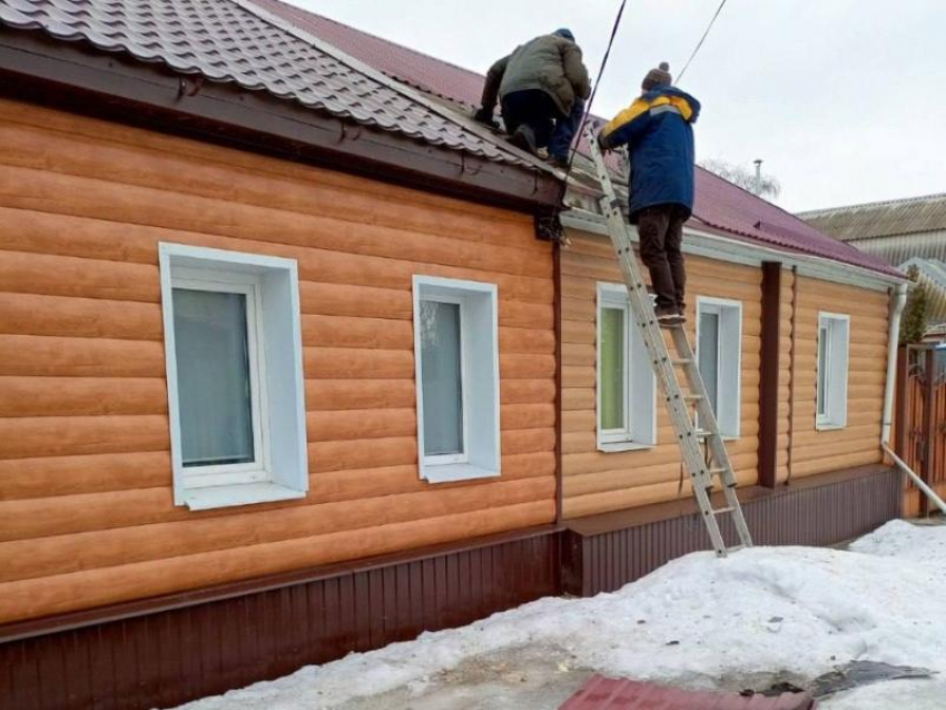 В Воронеже начался ремонт крыши, в которую прилетели осколки БПЛА