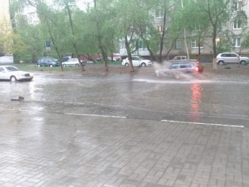 Обильный дождь щедро затопил улицы Воронежа в праздник