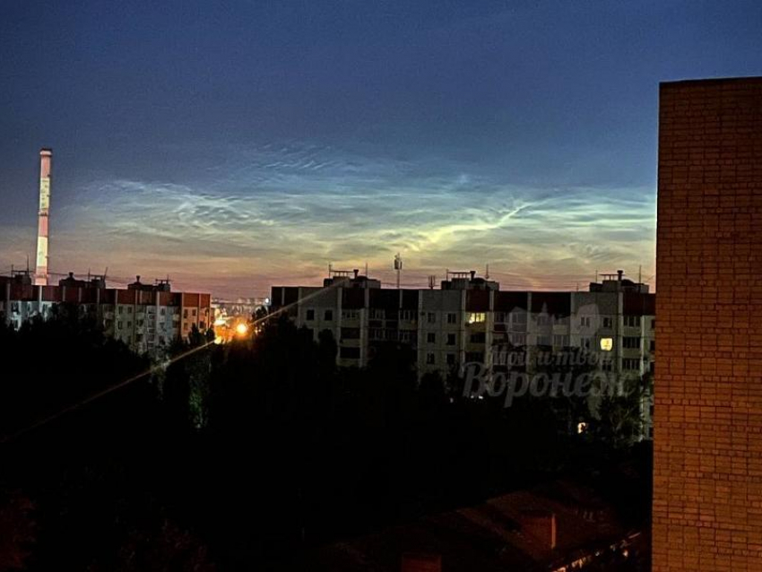 «Страшно красиво»: облака необычного цвета запечатлели воронежцы ночью