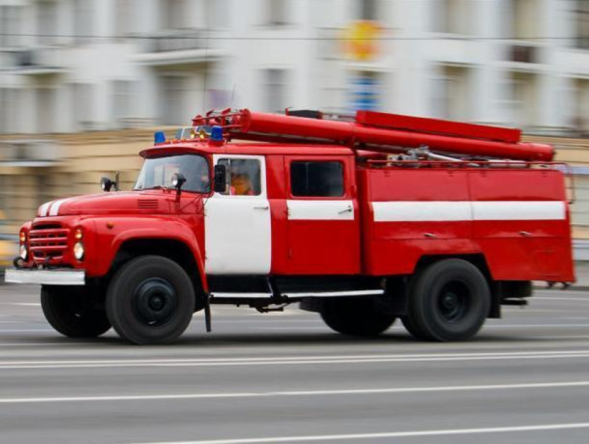 В Воронеже 44 спасателя тушили склад с каучуком 