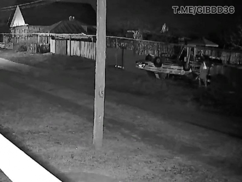 Пьяная девушка снесла на машине забор в Воронежской области – опубликовано видео