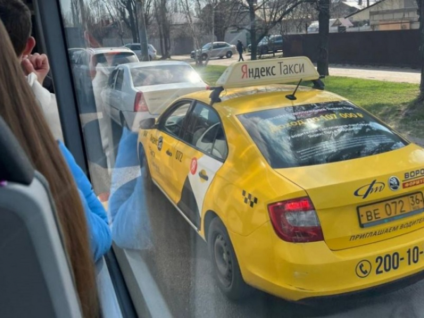 На космический ценник за поездку на такси пожаловалась жительница Воронежа