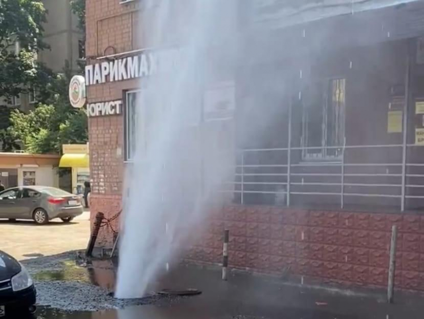 Фееричный фонтан из канализации сняли на видео в Воронеже 