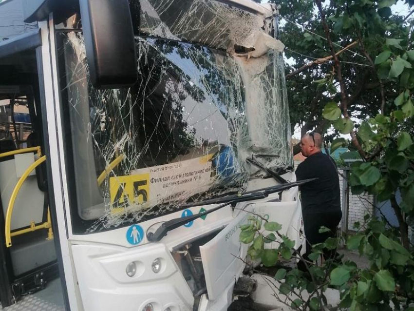 Появились кадры с места, где автобус влетел в остановку на улице 45-й Стрелковой Дивизии в Воронеже
