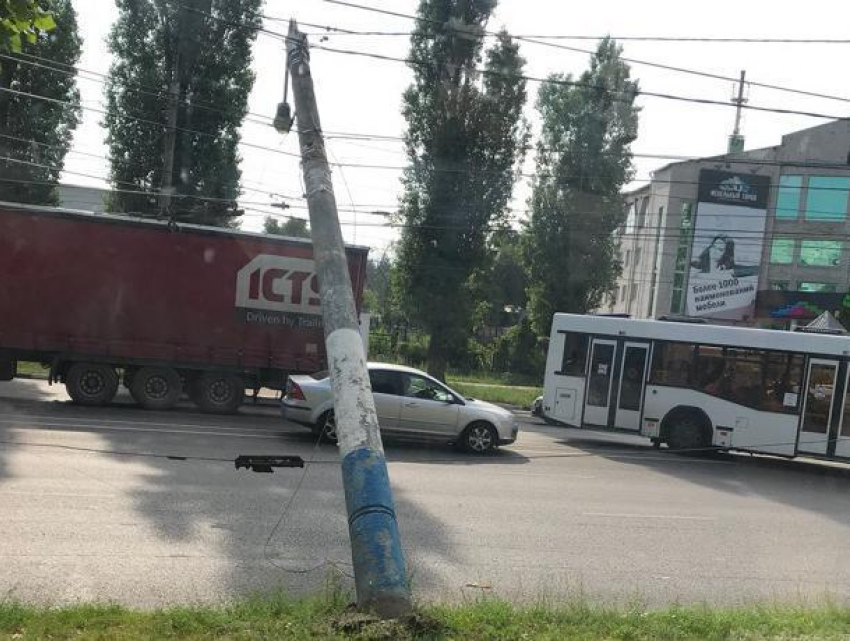 Неряшливая фура погнула столб и застопорила движение в Воронеже