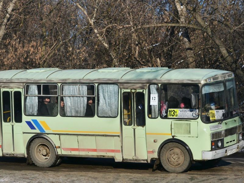 Маршрутка зажала ногу жительнице Воронежа и протащила ее по земле