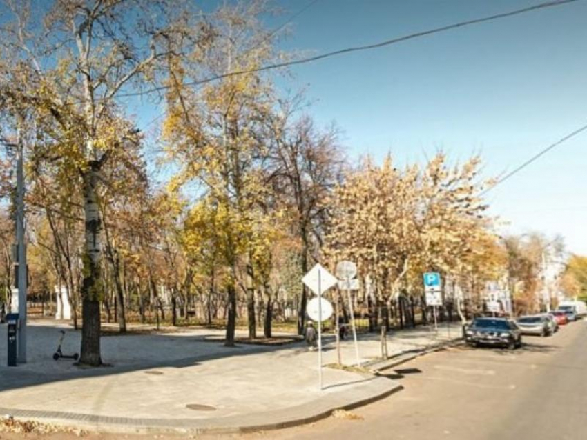 У крупного парка запретят парковаться в Воронеже на 2 дня
