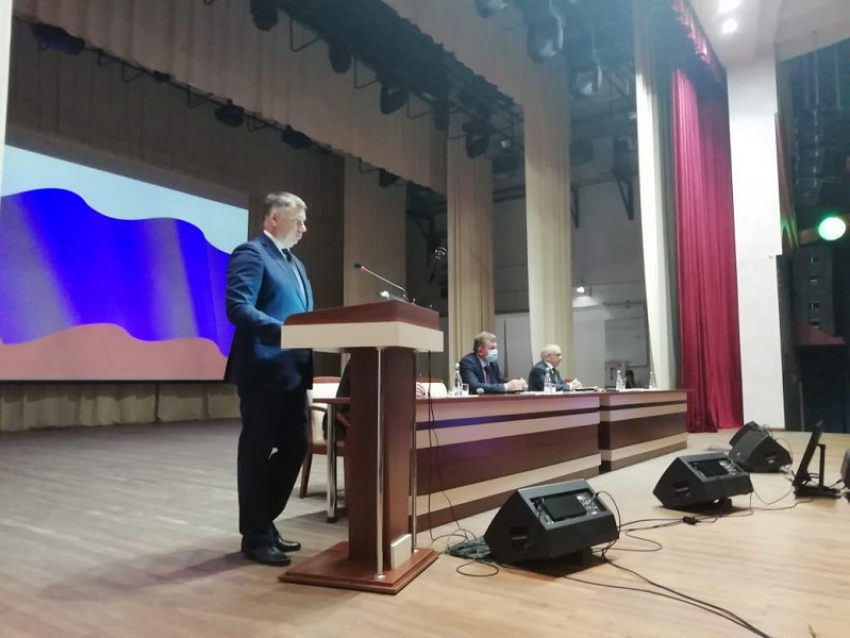 Очарованный  «фашисткой шляпой» Юрий Мишанков снова избран главой Россошанского района