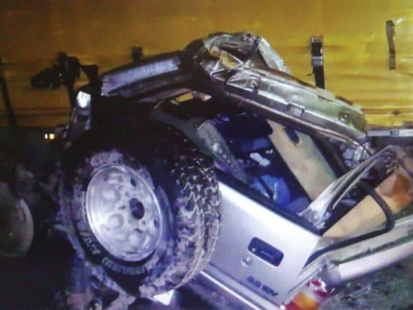 Трое погибли в столкновении легковушки с грузовиком на воронежской трассе