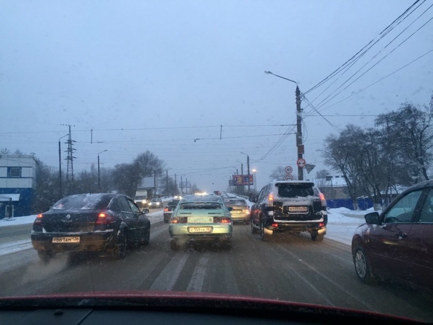 Снегопад и закрытое кольцо привели к огромным пробкам в Воронеже