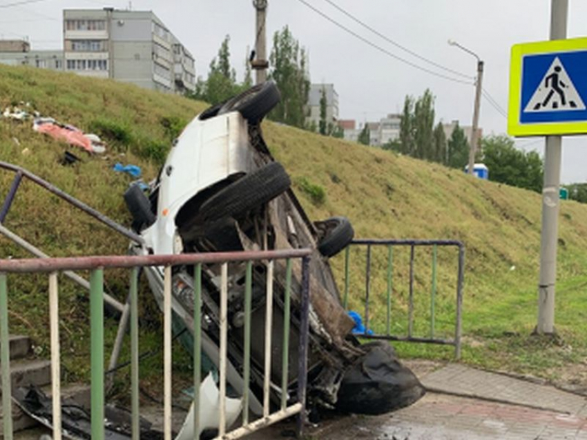 Легковушка перевернулась на пешеходную лестницу окружной дороги Воронежа