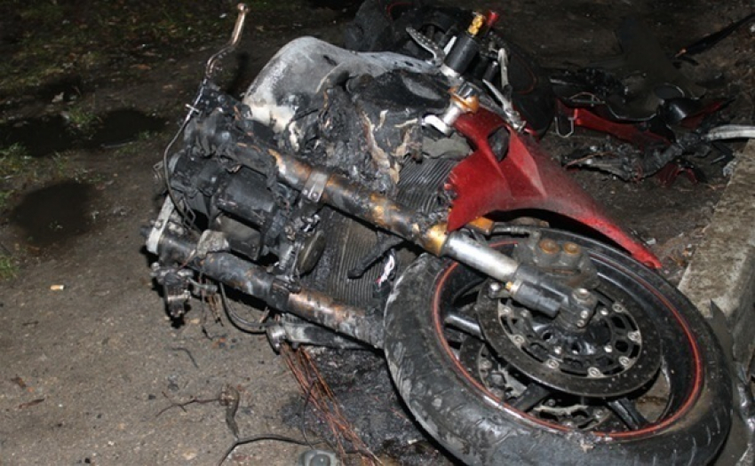 В Воронеже ночью огонь уничтожил мотоцикл