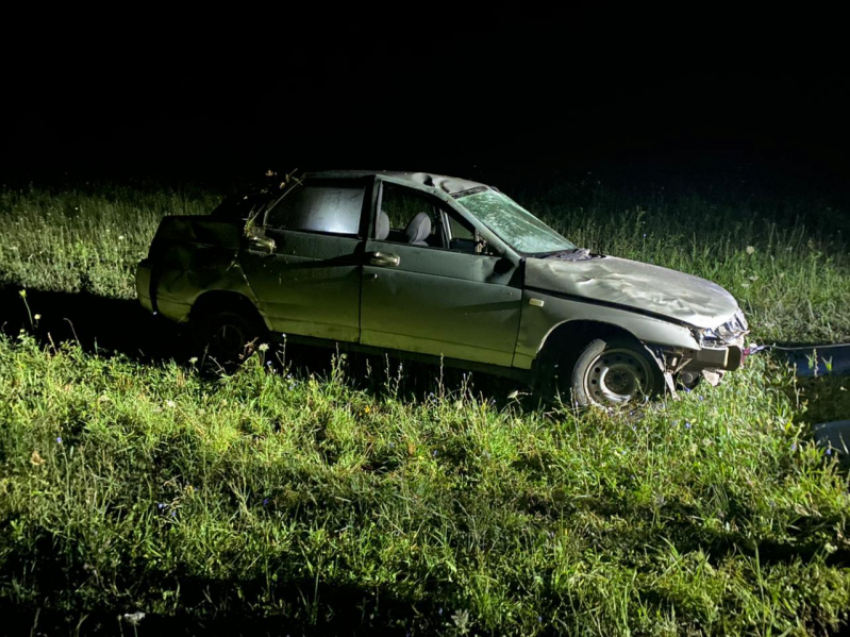 Молодой водитель попал в больницу после кувырка на «четырнадцатой» в Воронежской области 