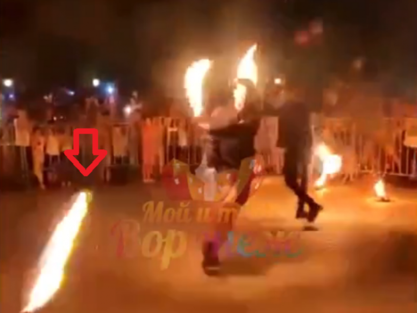 «Людей чуть не сожгли заживо!»: страшный инцидент во время фаер-шоу попал на видео в Воронежской области 