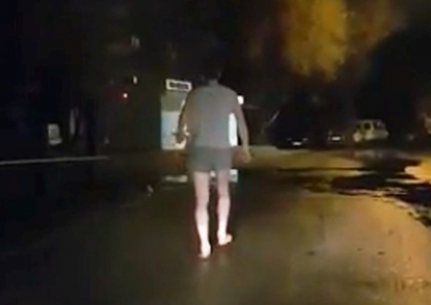 На видео попало, как по центру Воронежа бегал босоногий мужчина в трусах и майке