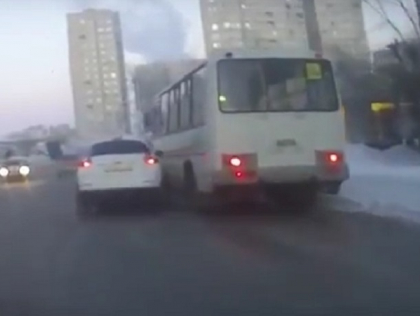 На видео попало, как лихач на Nissan таранит маршрутку в Воронеже