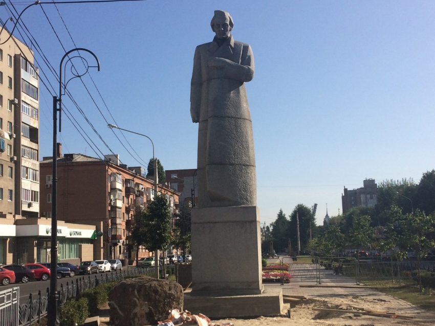Установка памятника Кольцову в Воронеже заморожена подрядчиком