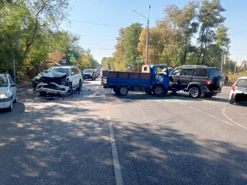 Три автомобиля жестко столкнулись в Воронеже – есть пострадавшие