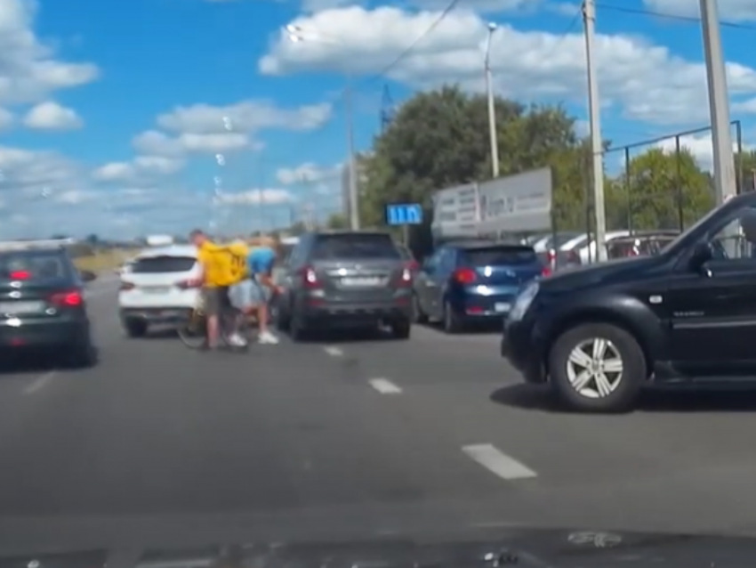 Воронежец проколол четыре колеса девушке на окружной и попал на видео