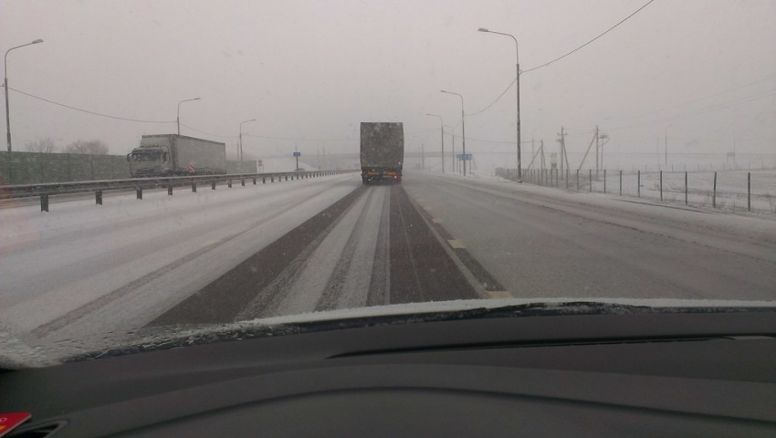 Воронежских автомобилистов возмутила неочищенная от снега платная трасса М-4 