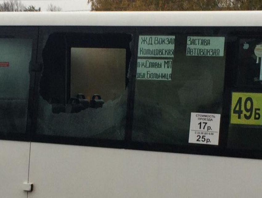 90-й автобус выбил зеркалом стекло в воронежской маршрутке