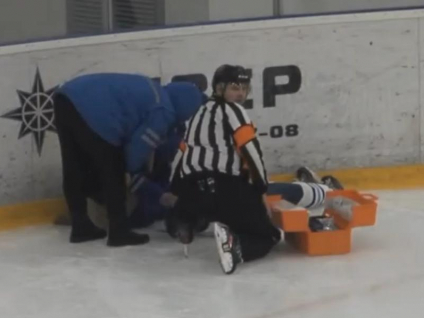 Момент жесткой травмы во время детского матча по хоккею попал на видео в Воронеже