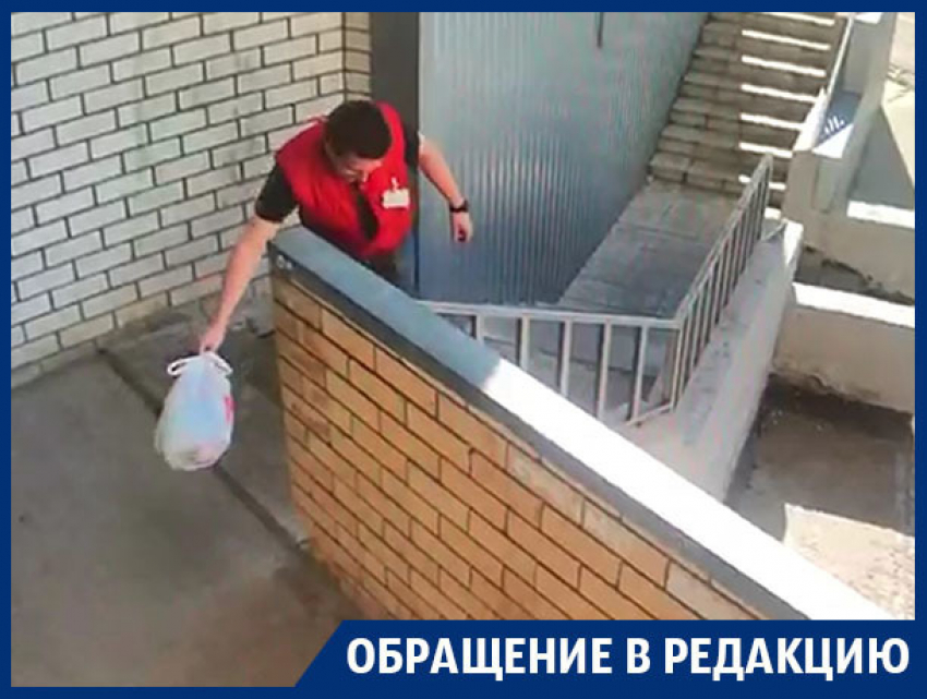 Грязный поступок сотрудника «Красное и белое» сняла камера в Воронеже