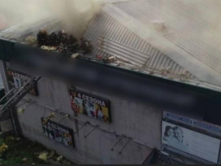 Опубликовано видео тушения сильного пожара в воронежском супермаркете