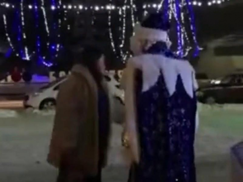 Дед Мороз избил настойчивую женщину у елки в Воронежской области 