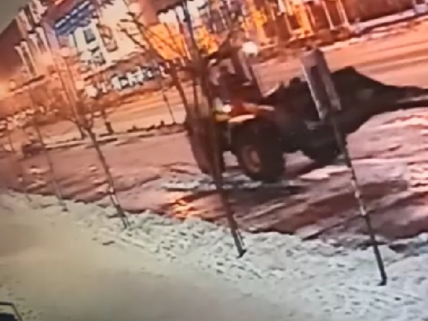 Разрушительная уборка снега прославила тракториста в Воронеже 