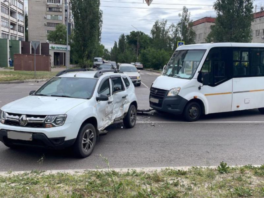 Последствия ДТП с маршруткой и кроссовером показали в Воронеже