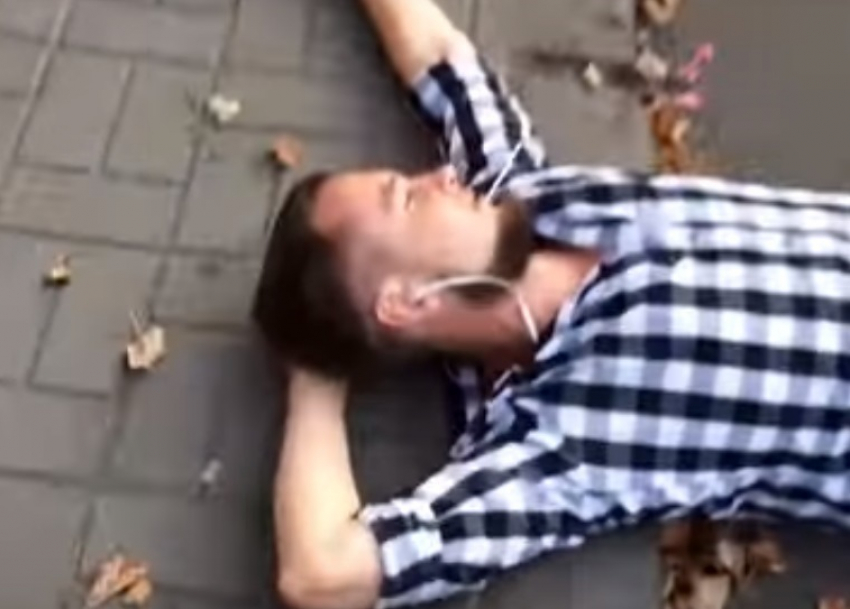 На видео попало, как пьяный хипстер отдыхает на дороге в Воронеже