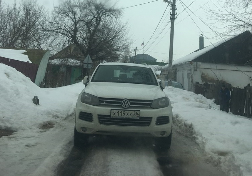 Водитель Volkswagen с XXX перекрыл дорогу в Воронеже и ушел домой 