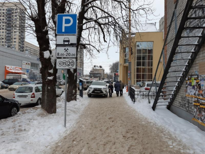 Lexus хамством поздравил пешеходов в Воронеже