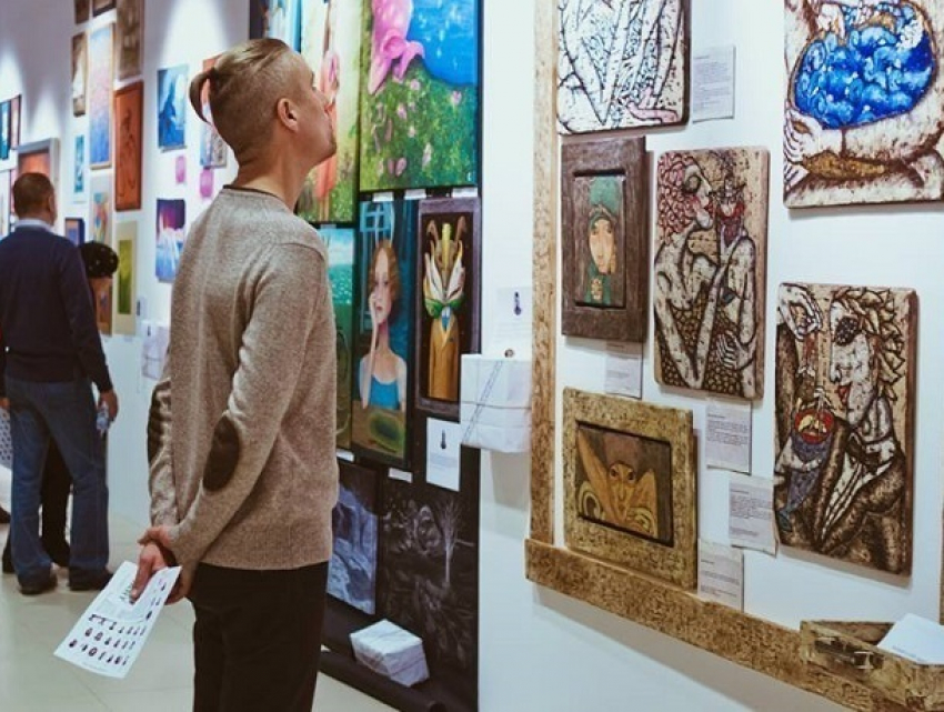 Воронежцев приглашают на бесплатную выставку работ молодых художников