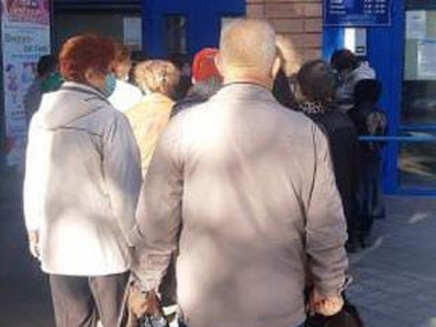 Пенсионный фонд прокомментировал очередь из пенсионеров на фоне ковидного Воронежа