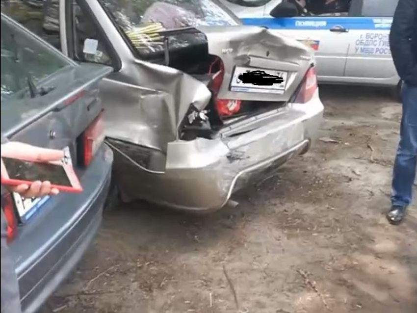 На севере Воронежа автомобилист протаранил пять припаркованных машин