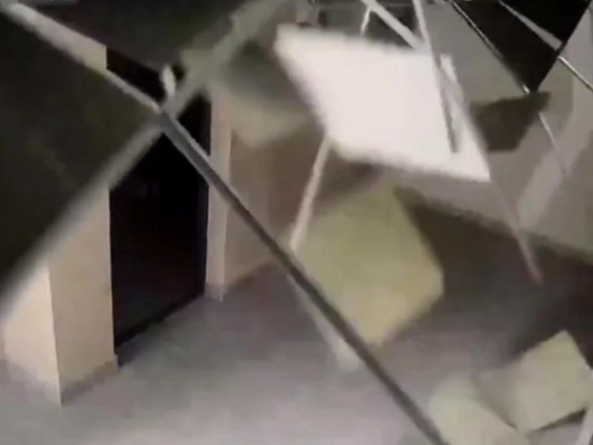 Потолок обрушился в подъезде новостройки в Воронеже