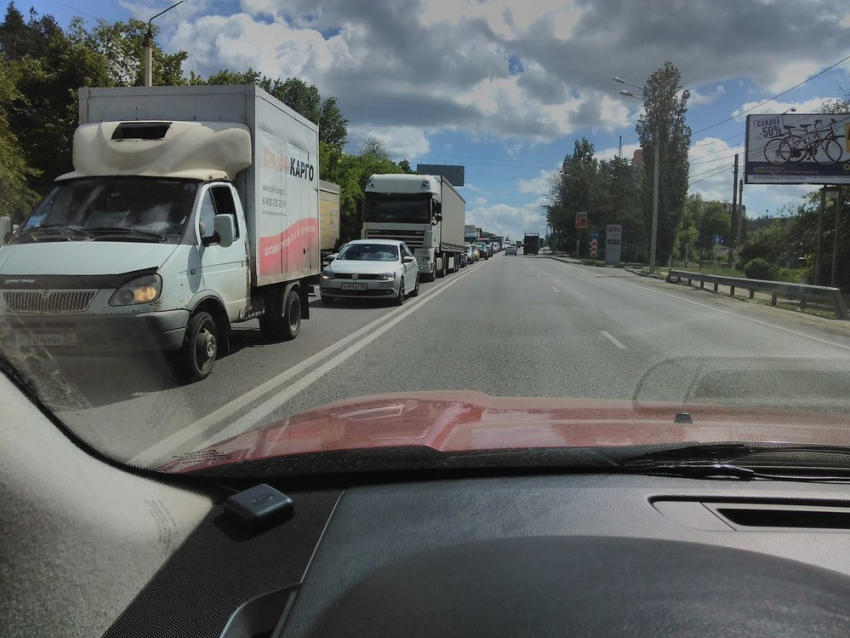 Пробка на трассе М-5 в Челябинской области: спят водители фур, видео - 24 ноября - ру