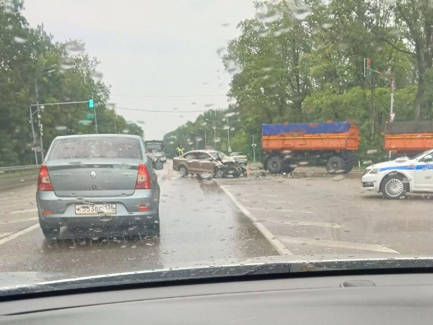 ДТП с фурами парализовало движение под Воронежем 