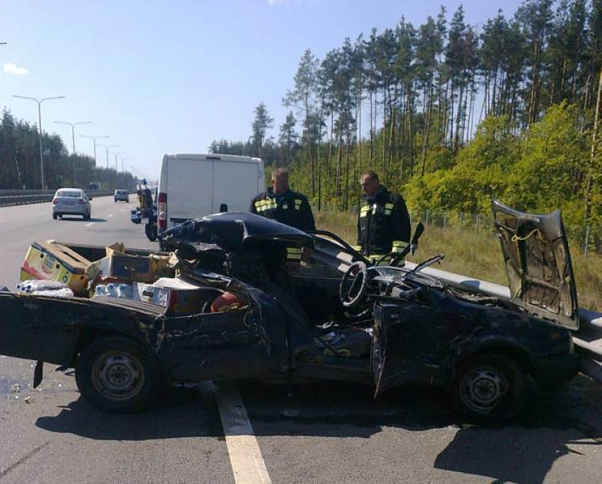 «Иж» попал под фуру на трассе в Воронеже: пострадал водитель 