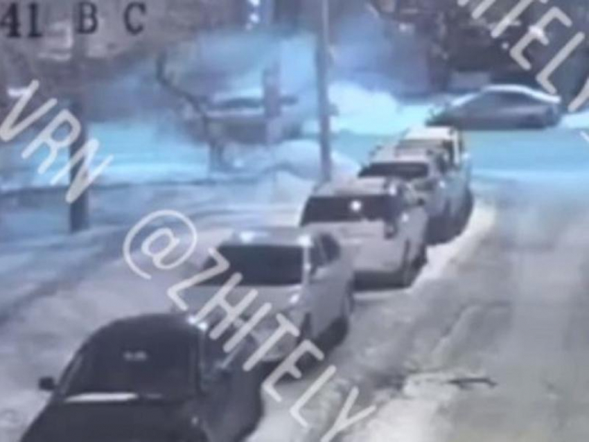 Появилось видео, как Mercedes-Benz снёс на большой скорости пять машин в Воронеже