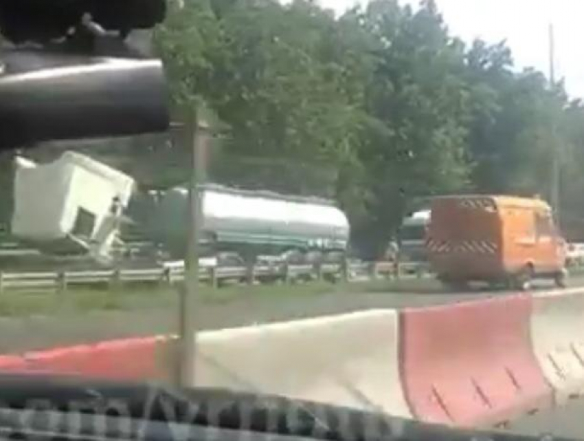 Гигантскую пробку по М-4 на выезде из Воронежа показали на видео