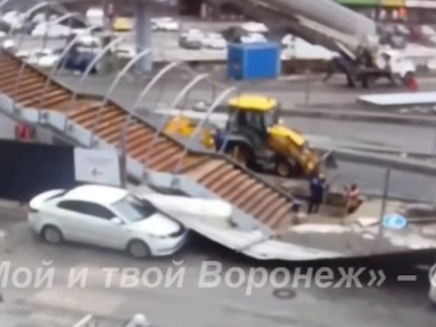 Металлический забор упал на машины возле нового надземного перехода в Воронеже
