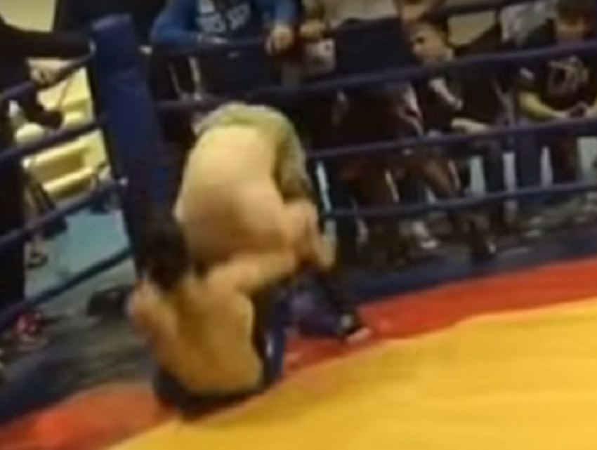 Крутой удушающий на турнире по ММА в Воронеже попал на видео 